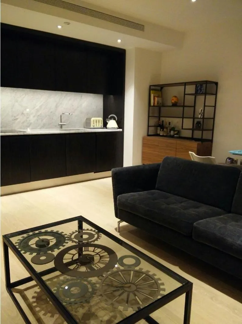 Private Room In Luxury Canary Wharf Apartment London