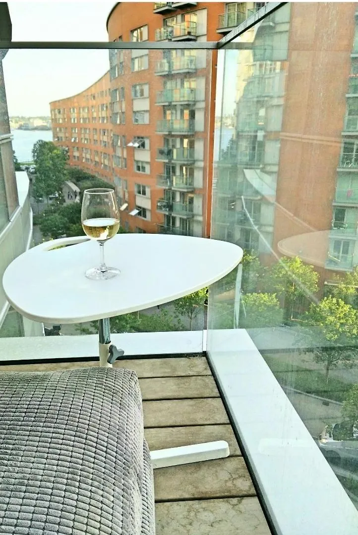 Private Room In Luxury Canary Wharf Apartment London Homestay